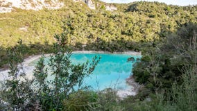 Красивое озеро открытого моря в Rotorua, Новой Зеландии стоковые изображения Красивое озеро открытого моря в Rotorua, Новой Зеландии стоковые изображения