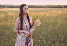 Красивое положение девушки boho в поле стоковые изображения rf Красивое положение девушки boho в поле стоковые изображения rf