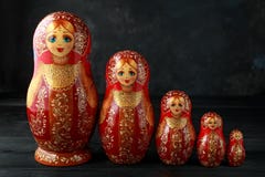 Красивое русское традиционное matreshka кукол гнездиться на деревенской предпосылке стоковое фото Красивое русское традиционное matreshka кукол гнездиться на деревенской предпосылке стоковое фото