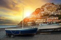 Красивое сценарное чертенка Италии городка Сорренто пляжа positano южного Стоковые Изображения RF Красивое сценарное чертенка Италии городка Сорренто пляжа positano южного Стоковые Изображения RF