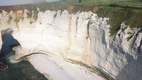 Красивые белые наклоны на береговую линию около моря в тумане утра E Живописный взгляд от верхней части стоковая фотография rf Красивые белые наклоны на береговую линию около моря в тумане утра E Живописный взгляд от верхней части стоковая фотография rf
