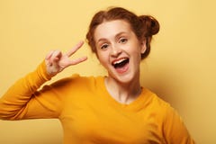 Красивые детеныши удивили женщину redhair над желтой предпосылкой стоковые фото Красивые детеныши удивили женщину redhair над желтой предпосылкой стоковые фото