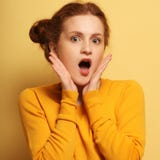 Красивые детеныши удивили женщину redhair над желтой предпосылкой стоковое фото rf Красивые детеныши удивили женщину redhair над желтой предпосылкой стоковое фото rf