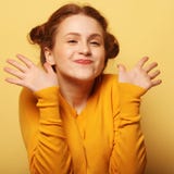 Красивые детеныши удивили женщину redhair над желтой предпосылкой стоковые изображения Красивые детеныши удивили женщину redhair над желтой предпосылкой стоковые изображения