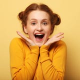 Красивые детеныши удивили женщину redhair над желтой предпосылкой стоковая фотография Красивые детеныши удивили женщину redhair над желтой предпосылкой стоковая фотография