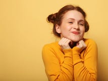 Красивые детеныши удивили женщину redhair над желтой предпосылкой стоковое фото rf Красивые детеныши удивили женщину redhair над желтой предпосылкой стоковое фото rf