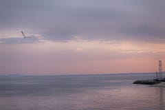 Красивые и красочные сумерки пляжа моря после захода солнца на Nessebar близко к солнечному пляжу Болгарии стоковые изображения rf Красивые и красочные сумерки пляжа моря после захода солнца на Nessebar близко к солнечному пляжу Болгарии стоковые изображения rf