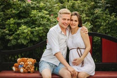 Красивые пары беременной женщины и человека в влюбленности стоковое изображение rf Красивые пары беременной женщины и человека в влюбленности стоковое изображение rf