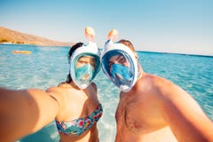 Красивые пары в каникулах, принимающ selfie с подводной камерой, snorkeling и усмехаться стоковое фото rf Красивые пары в каникулах, принимающ selfie с подводной камерой, snorkeling и усмехаться стоковое фото rf