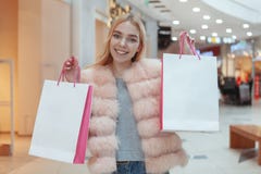 Красивые покупки молодой женщины на местном торговом центре стоковая фотография Красивые покупки молодой женщины на местном торговом центре стоковая фотография