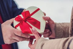 Красивые сердца подарка - человек дает коробку с подарком его girlf стоковые фото Красивые сердца подарка - человек дает коробку с подарком его girlf стоковые фото