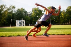 Красивые сильные идущие люди на специальном jogging следе стоковые изображения Красивые сильные идущие люди на специальном jogging следе стоковые изображения