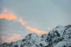 красивые снежные горы под заходом солнца стоковая фотография красивые снежные горы под заходом солнца стоковая фотография