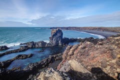Красивые сформированные утесы около кораблекрушения в Djupalonssandur, Hellnar, Исландии стоковые фотографии rf Красивые сформированные утесы около кораблекрушения в Djupalonssandur, Hellnar, Исландии стоковые фотографии rf