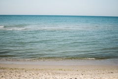 Красивые тропические пляж и море в острове Мальдивов с предпосылкой пальмы кокоса и голубого неба Стоковое Изображение Красивые тропические пляж и море в острове Мальдивов с предпосылкой пальмы кокоса и голубого неба Стоковое Изображение