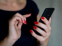 Красивые хорошо выхоленные женские пальцы держат мобильный телефон стоковое фото Красивые хорошо выхоленные женские пальцы держат мобильный телефон стоковое фото