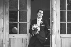 Красивый groom с славным букетом свадьбы стоковые изображения Красивый groom с славным букетом свадьбы стоковые изображения