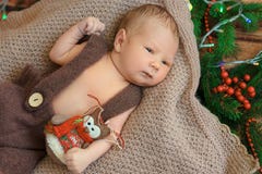 Красивый newborn младенец лежа на взгляде одеяла от верхней части стоковые фото Красивый newborn младенец лежа на взгляде одеяла от верхней части стоковые фото