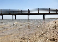 Красивый seascape на голубом море в под открытым небом с желтым песком стоковое изображение rf Красивый seascape на голубом море в под открытым небом с желтым песком стоковое изображение rf
