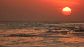 Красивый seascape с заходом солнца Красивый seascape с заходом солнца