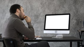 Красивый бизнесмен есть и имея видеоконференцию с кто-то Белый дисплей стоковое изображение Красивый бизнесмен есть и имея видеоконференцию с кто-то Белый дисплей стоковое изображение
