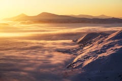 Красивый блеск захода солнца просвещает живописные ландшафты со справедливыми деревьями покрытыми со снегом, высокими горами Моро стоковое фото rf Красивый блеск захода солнца просвещает живописные ландшафты со справедливыми деревьями покрытыми со снегом, высокими горами Моро стоковое фото rf