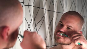 Красивый бородатый человек в зубной щетке пользы bathroom и очищая зубах акции видеоматериалы Красивый бородатый человек в зубной щетке пользы bathroom и очищая зубах акции видеоматериалы