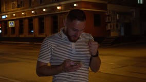 Красивый бородатый человек получает текстовое сообщение или sms и он очень счастливы о нем Гай в striped выигрыше поло сток-видео Красивый бородатый человек получает текстовое сообщение или sms и он очень счастливы о нем Гай в striped выигрыше поло сток-видео