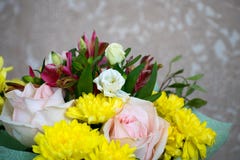 Красивый букет с розовыми розами, желтыми хризантемами и фиолетовым alstroemeria Нежный букет весны стоковая фотография rf Красивый букет с розовыми розами, желтыми хризантемами и фиолетовым alstroemeria Нежный букет весны стоковая фотография rf