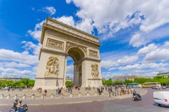 Красивый взгляд лета Champs-Elysees и дуги de стоковая фотография rf Красивый взгляд лета Champs-Elysees и дуги de стоковая фотография rf