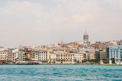 Красивый вид европейской части Стамбула против красивых голубых Bosphorus и неба Современный Стамбул стоковое фото rf Красивый вид европейской части Стамбула против красивых голубых Bosphorus и неба Современный Стамбул стоковое фото rf