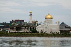 Красивый вид мечети Омара Али Saifudding султана, Bandar Seri Begawan, Брунея стоковая фотография rf Красивый вид мечети Омара Али Saifudding султана, Bandar Seri Begawan, Брунея стоковая фотография rf