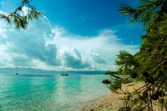 Красивый вид на море на острове Brac в Хорватии с яхтой Взгляд на крысе Zlatni или золотом пляже накидки стоковые фото Красивый вид на море на острове Brac в Хорватии с яхтой Взгляд на крысе Zlatni или золотом пляже накидки стоковые фото