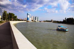 Красивый вид архитектуры выравниваясь города, реки и плавая шлюпки стоковые фотографии rf Красивый вид архитектуры выравниваясь города, реки и плавая шлюпки стоковые фотографии rf