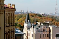 Красивый вид города Деревья и архитектура на Podol, Киев Украина стоковое изображение Красивый вид города Деревья и архитектура на Podol, Киев Украина стоковое изображение