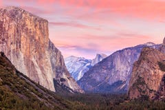 Красивый вид национального парка yosemite на заходе солнца в Калифорния стоковая фотография Красивый вид национального парка yosemite на заходе солнца в Калифорния стоковая фотография