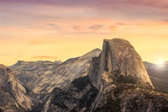Красивый вид национального парка yosemite на заходе солнца в Калифорния стоковые фотографии rf Красивый вид национального парка yosemite на заходе солнца в Калифорния стоковые фотографии rf