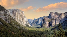 Красивый вид национального парка yosemite на заходе солнца в Калифорния стоковое фото rf Красивый вид национального парка yosemite на заходе солнца в Калифорния стоковое фото rf