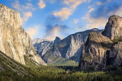 Красивый вид национального парка yosemite на заходе солнца в Калифорния стоковая фотография rf Красивый вид национального парка yosemite на заходе солнца в Калифорния стоковая фотография rf