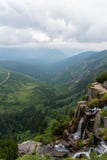Красивый вид от гор к славному водопаду и зеленому va Стоковое Изображение RF Красивый вид от гор к славному водопаду и зеленому va Стоковое Изображение RF