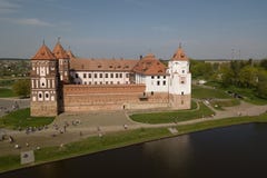 Красивый вид с воздуха средневекового комплекса замка Mir на солнечном sp стоковое изображение Красивый вид с воздуха средневекового комплекса замка Mir на солнечном sp стоковое изображение