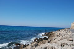 Красивый вид Средиземного моря и скалистого берега под голубым небом стоковое фото rf Красивый вид Средиземного моря и скалистого берега под голубым небом стоковое фото rf