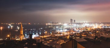 Красивый город Стамбула в темноте ночи стоковое фото rf Красивый город Стамбула в темноте ночи стоковое фото rf