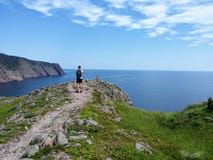 Красивый день по побережью Ньюфаундленд осматривая открытый океан вдоль следа sugarloaf стоковое фото Красивый день по побережью Ньюфаундленд осматривая открытый океан вдоль следа sugarloaf стоковое фото