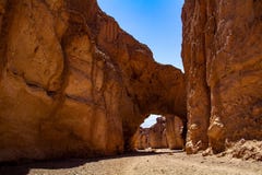 Красивый естественный каменный мост свода на национальном парке Калифорния Death Valley стоковые фото Красивый естественный каменный мост свода на национальном парке Калифорния Death Valley стоковые фото