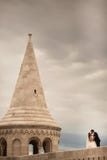 Красивый жених и невеста обнимая и целуя на их день свадьбы в старом городе стоковое изображение Красивый жених и невеста обнимая и целуя на их день свадьбы в старом городе стоковое изображение