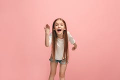 Красивый женский длинной с полу портрет на розовом backgroud студии Молодая эмоциональная предназначенная для подростков девушка стоковые изображения Красивый женский длинной с полу портрет на розовом backgroud студии Молодая эмоциональная предназначенная для подростков девушка стоковые изображения