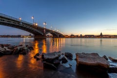 Красивый заход солнца над рекой Рейна/Rhein и старым мостом в основе Стоковое фото RF Красивый заход солнца над рекой Рейна/Rhein и старым мостом в основе Стоковое фото RF