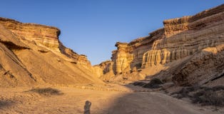 Красивый заход солнца в каньонах пустыни Namibe вышесказанного anisette стоковое изображение rf Красивый заход солнца в каньонах пустыни Namibe вышесказанного anisette стоковое изображение rf