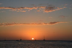 Красивый заход солнца на острове чеканщика Caye в Белизе стоковая фотография Красивый заход солнца на острове чеканщика Caye в Белизе стоковая фотография